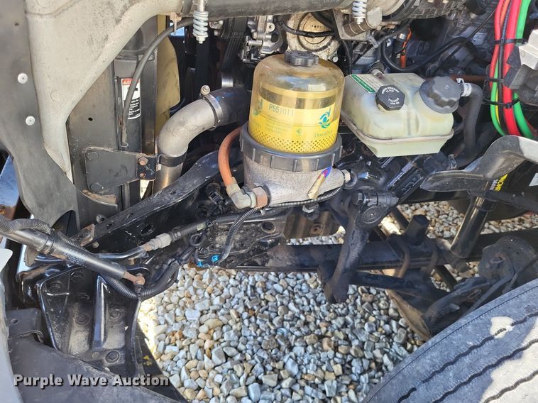 image for item DO3634 2016 Freightliner Cascadia 113  semi truck