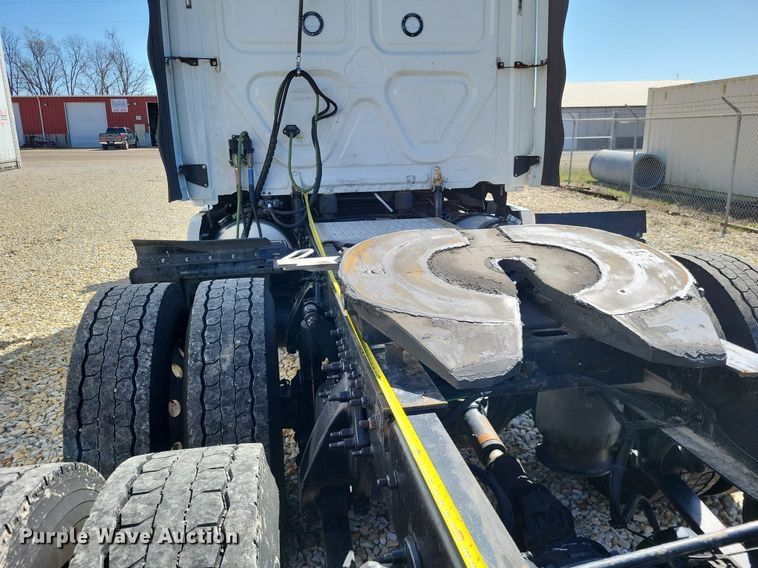 image for item DO3634 2016 Freightliner Cascadia 113  semi truck