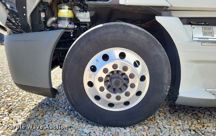 image for item DO3634 2016 Freightliner Cascadia 113  semi truck