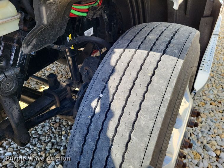 image for item DO3634 2016 Freightliner Cascadia 113  semi truck