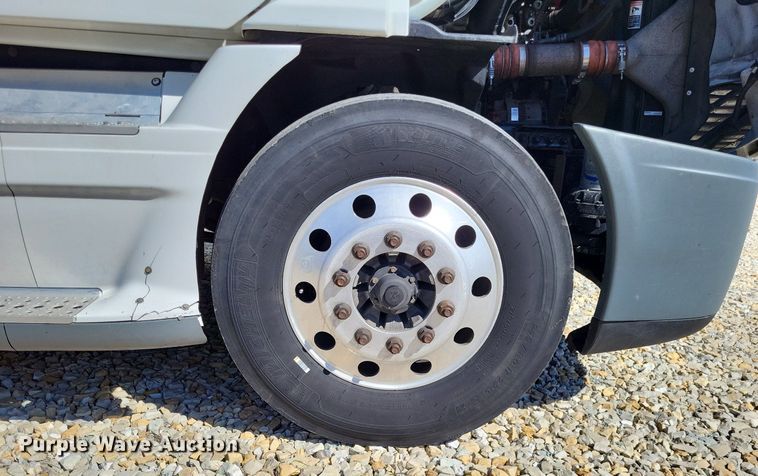 image for item DO3634 2016 Freightliner Cascadia 113  semi truck