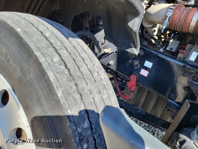 image for item DO3634 2016 Freightliner Cascadia 113  semi truck