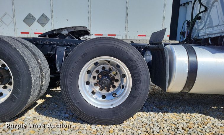 image for item DO3634 2016 Freightliner Cascadia 113  semi truck