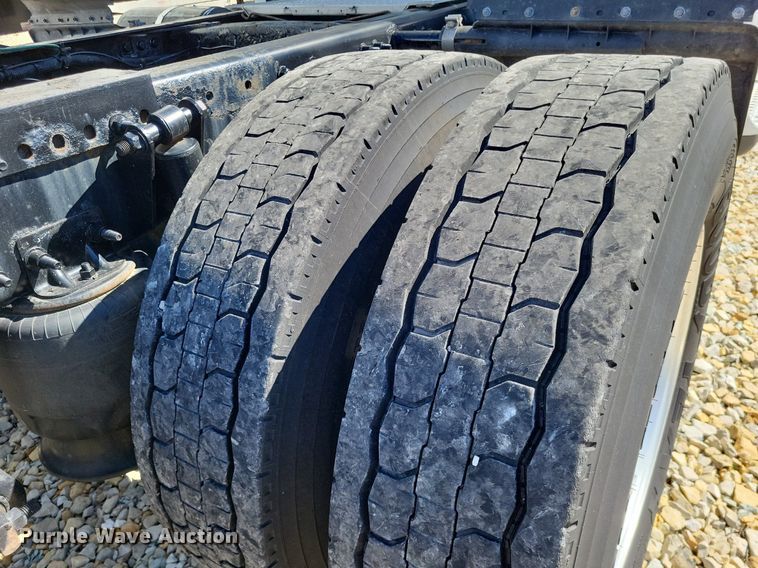 image for item DO3634 2016 Freightliner Cascadia 113  semi truck