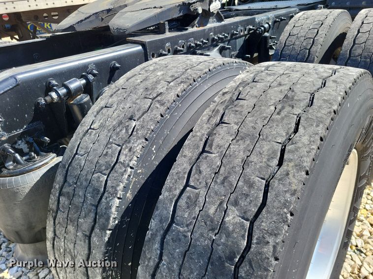 image for item DO3634 2016 Freightliner Cascadia 113  semi truck