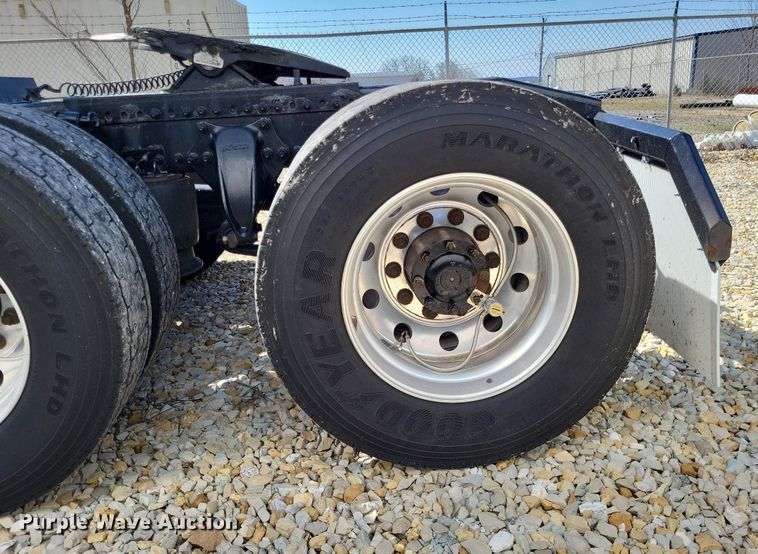 image for item DO3634 2016 Freightliner Cascadia 113  semi truck