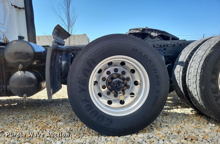 image for item DO3634 2016 Freightliner Cascadia 113  semi truck