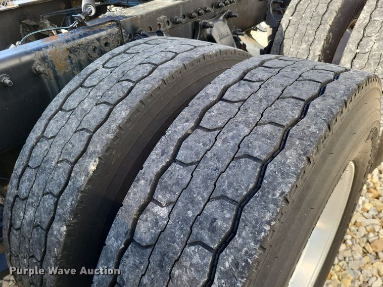 image for item DO3634 2016 Freightliner Cascadia 113  semi truck