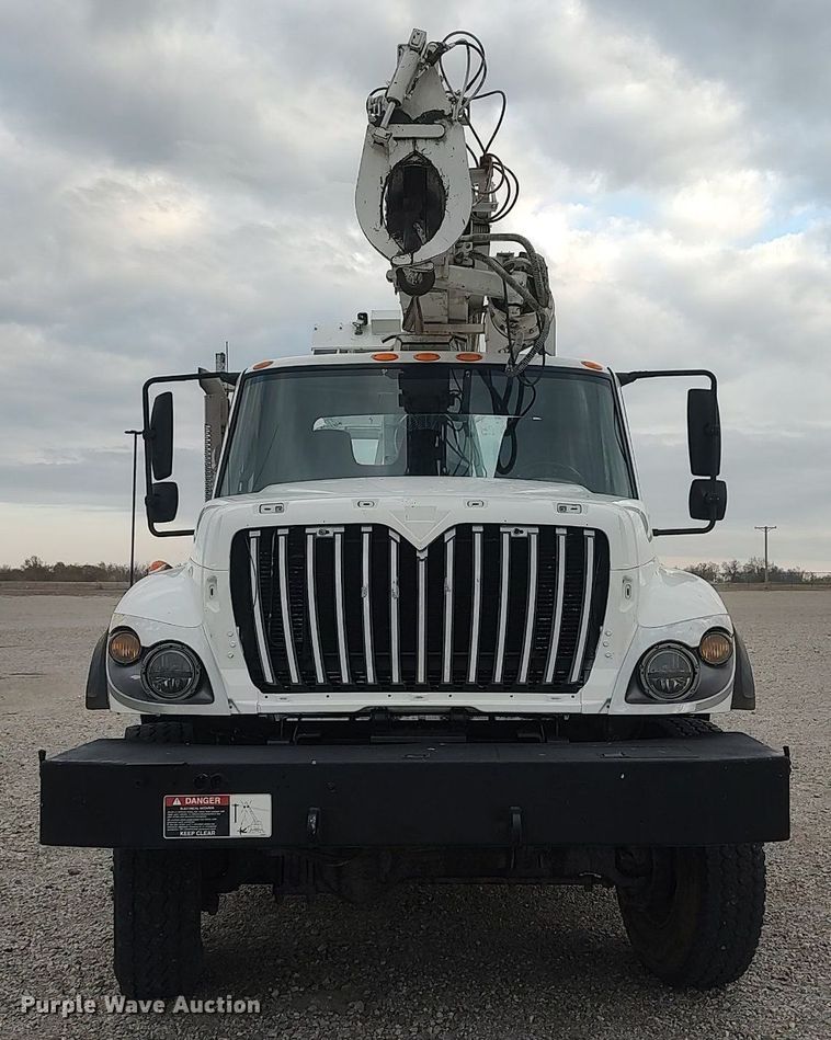 image for item DO3913 2010 International 7000  digger derrick truck