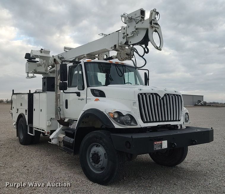 image for item DO3913 2010 International 7000  digger derrick truck