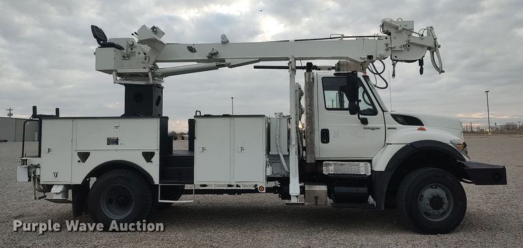 image for item DO3913 2010 International 7000  digger derrick truck