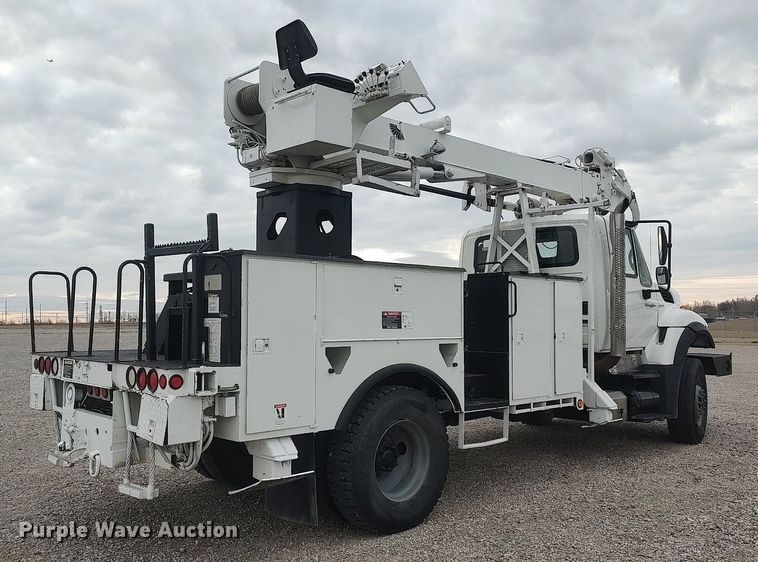 image for item DO3913 2010 International 7000  digger derrick truck