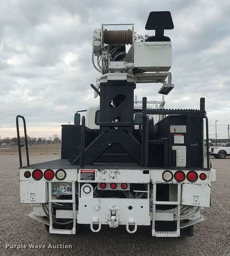 image for item DO3913 2010 International 7000  digger derrick truck