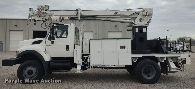 image for item DO3913 2010 International 7000  digger derrick truck