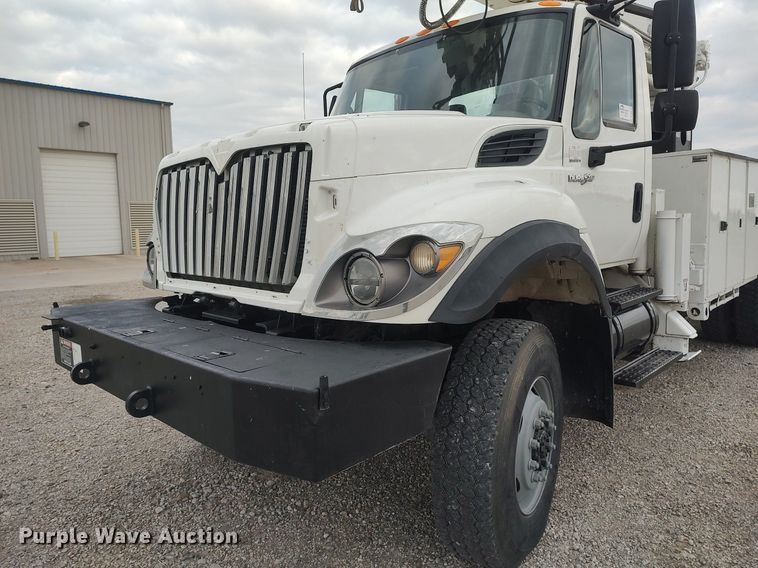 image for item DO3913 2010 International 7000  digger derrick truck