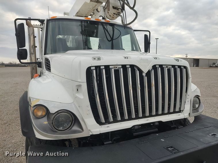 image for item DO3913 2010 International 7000  digger derrick truck