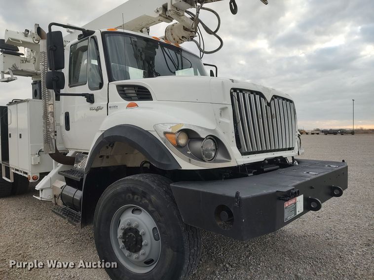 image for item DO3913 2010 International 7000  digger derrick truck