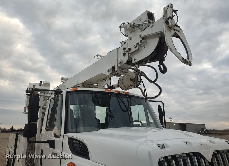 image for item DO3913 2010 International 7000  digger derrick truck