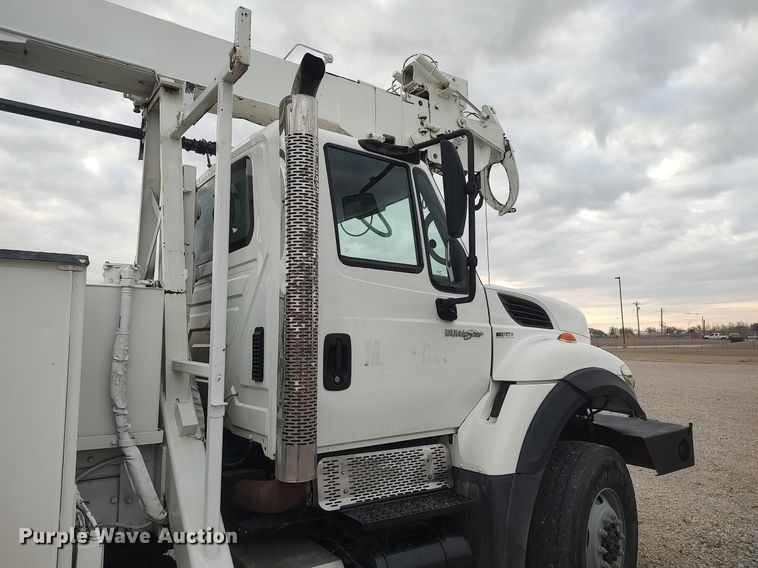 image for item DO3913 2010 International 7000  digger derrick truck