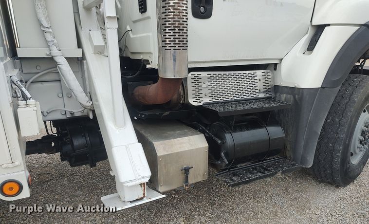 image for item DO3913 2010 International 7000  digger derrick truck