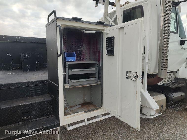 image for item DO3913 2010 International 7000  digger derrick truck