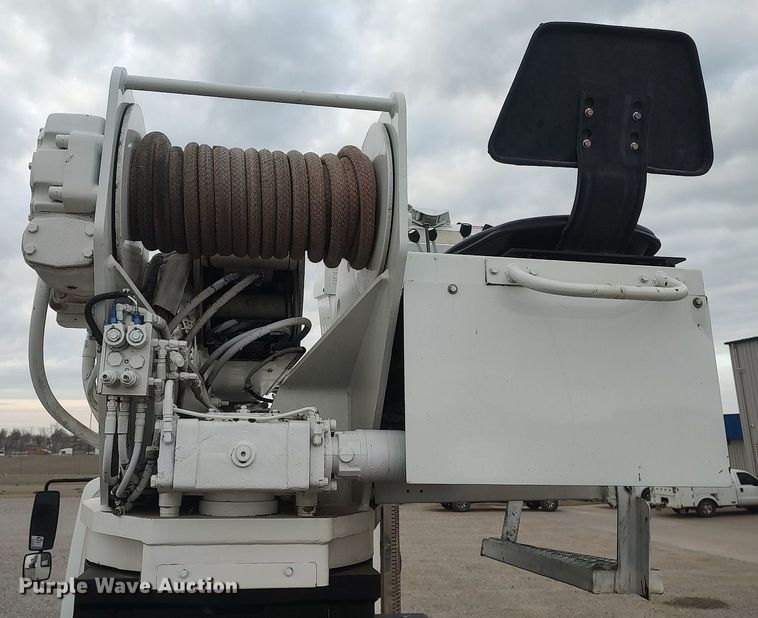 image for item DO3913 2010 International 7000  digger derrick truck