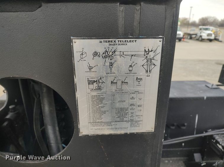 image for item DO3913 2010 International 7000  digger derrick truck