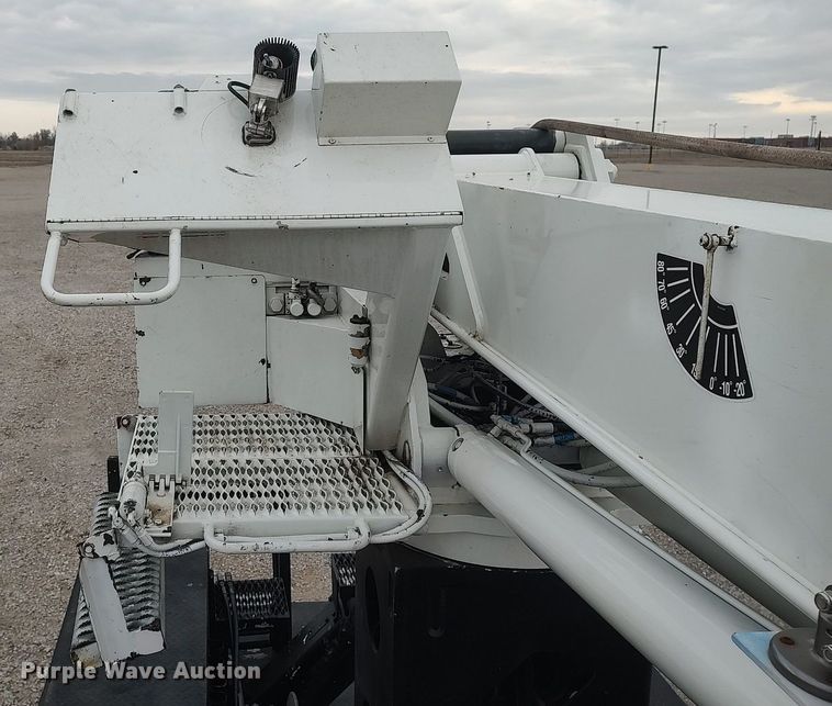 image for item DO3913 2010 International 7000  digger derrick truck