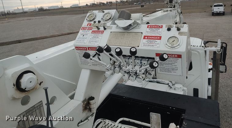 image for item DO3913 2010 International 7000  digger derrick truck