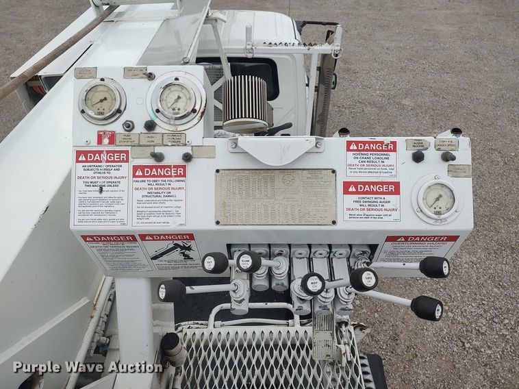 image for item DO3913 2010 International 7000  digger derrick truck