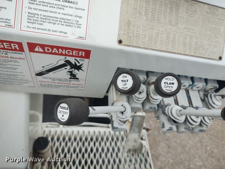 image for item DO3913 2010 International 7000  digger derrick truck