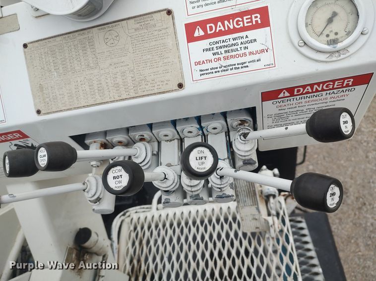 image for item DO3913 2010 International 7000  digger derrick truck