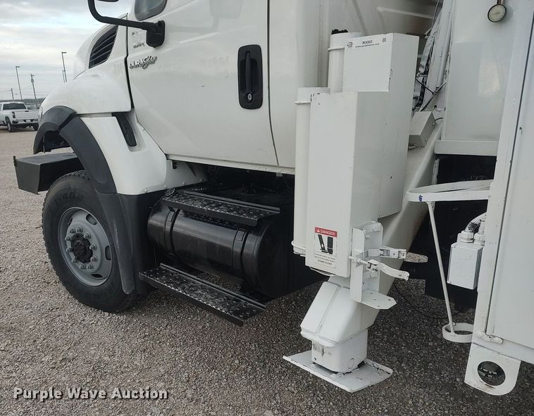 image for item DO3913 2010 International 7000  digger derrick truck