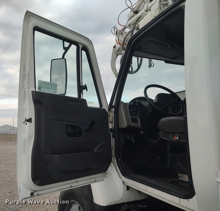 image for item DO3913 2010 International 7000  digger derrick truck