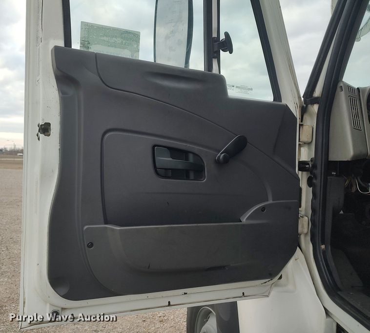 image for item DO3913 2010 International 7000  digger derrick truck