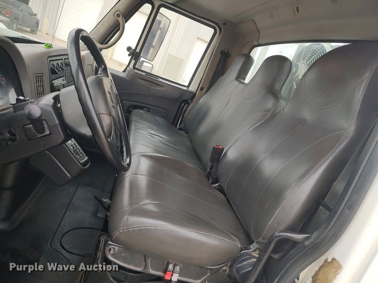 image for item DO3913 2010 International 7000  digger derrick truck