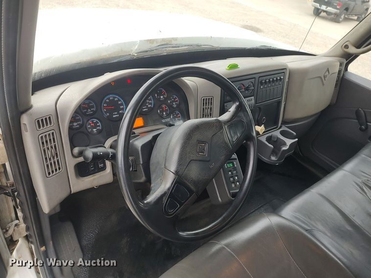 image for item DO3913 2010 International 7000  digger derrick truck