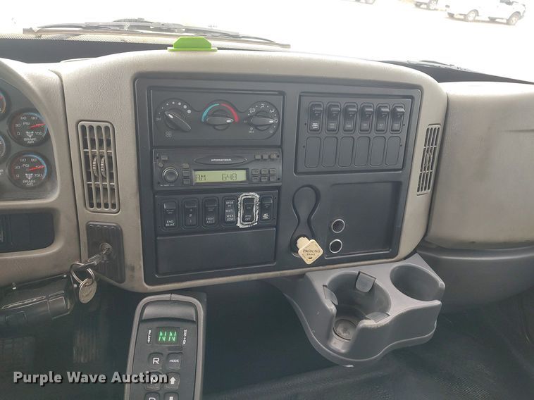 image for item DO3913 2010 International 7000  digger derrick truck