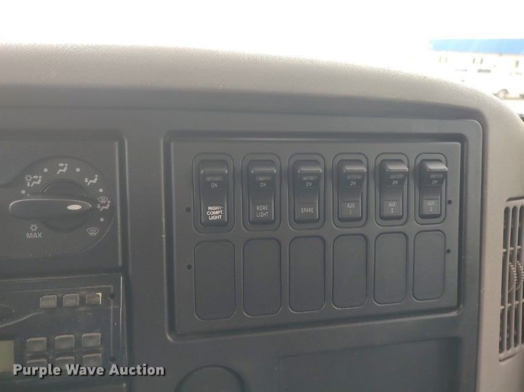 image for item DO3913 2010 International 7000  digger derrick truck