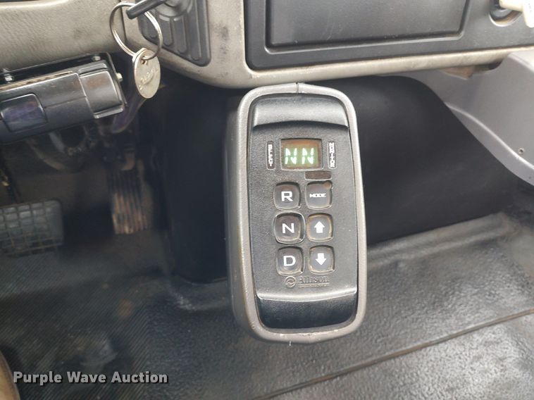 image for item DO3913 2010 International 7000  digger derrick truck