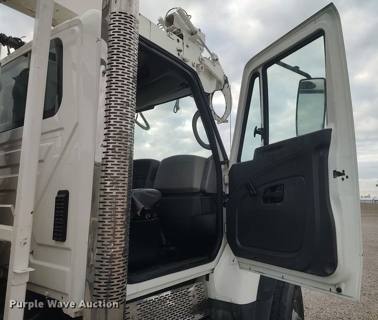 image for item DO3913 2010 International 7000  digger derrick truck