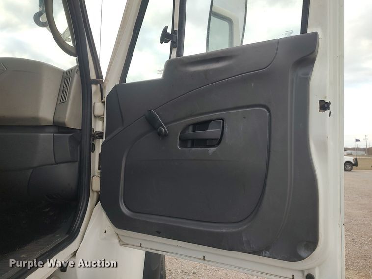 image for item DO3913 2010 International 7000  digger derrick truck