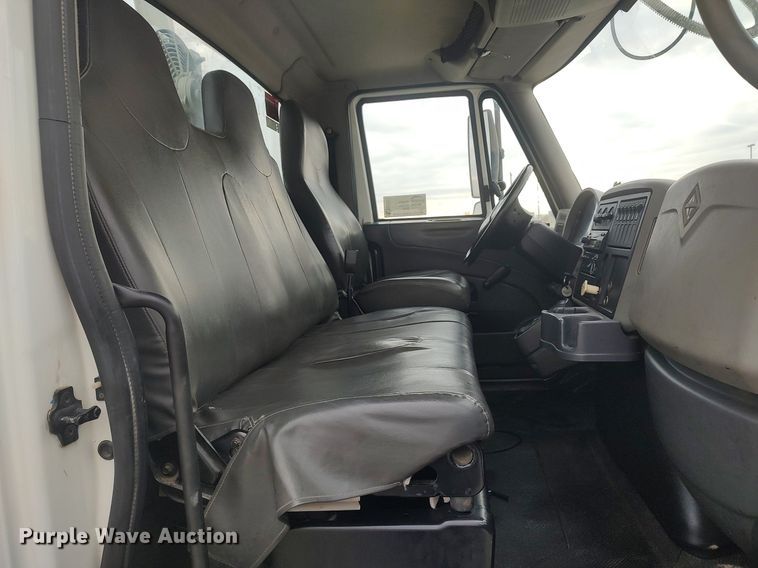 image for item DO3913 2010 International 7000  digger derrick truck