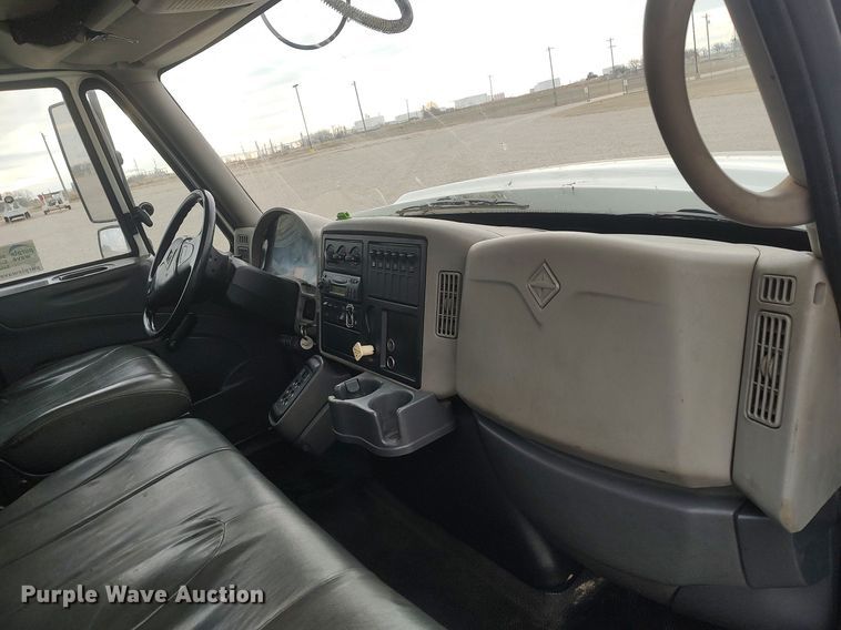 image for item DO3913 2010 International 7000  digger derrick truck