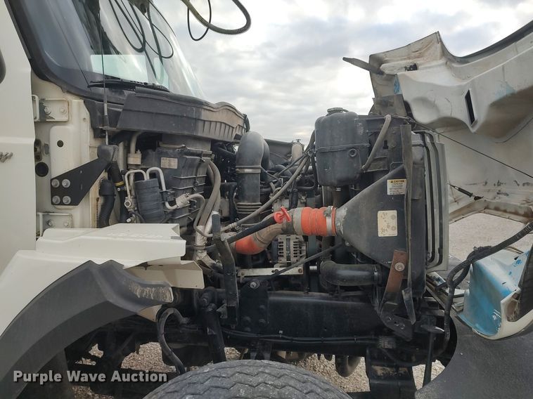 image for item DO3913 2010 International 7000  digger derrick truck