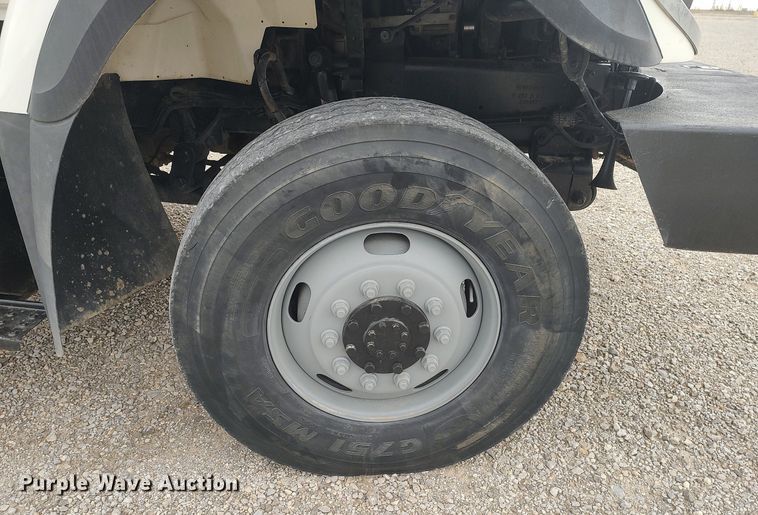 image for item DO3913 2010 International 7000  digger derrick truck