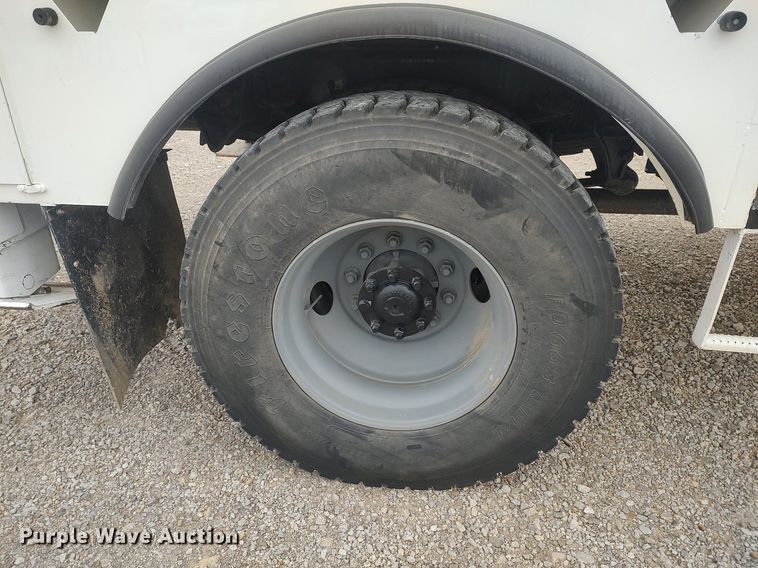 image for item DO3913 2010 International 7000  digger derrick truck