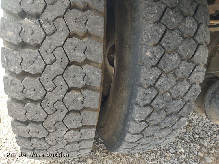 image for item DO3913 2010 International 7000  digger derrick truck