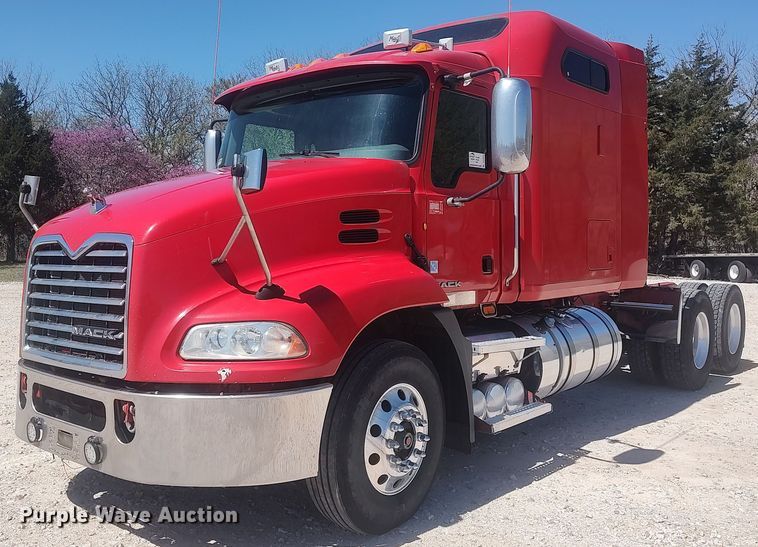 image for item DQ0489 2013 Mack CXU613  semi truck