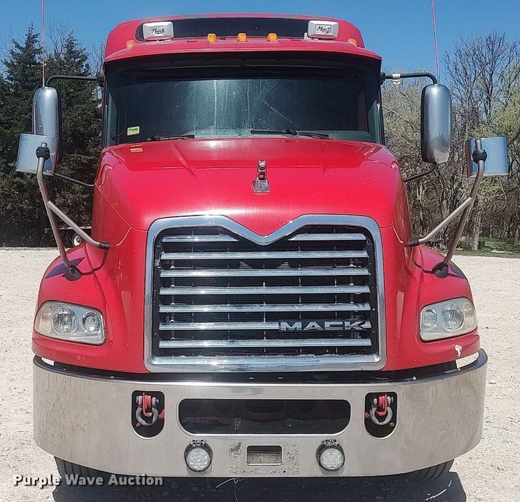 image for item DQ0489 2013 Mack CXU613  semi truck